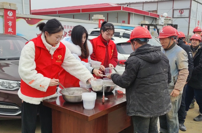 南昌市政建設(shè)集團(tuán)到項(xiàng)目一線慰問(wèn)員工開(kāi)展送湯圓活動(dòng)691.jpg