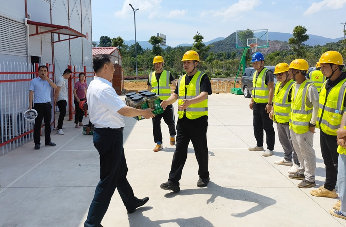 南昌市政建設(shè)集團徐旭前往綠色建材科技產(chǎn)業(yè)園項目一線送清涼