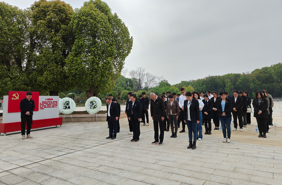 南昌市政建設(shè)集團(tuán)前往南昌市革命烈士陵園開展四月主題黨日祭掃活動(dòng)